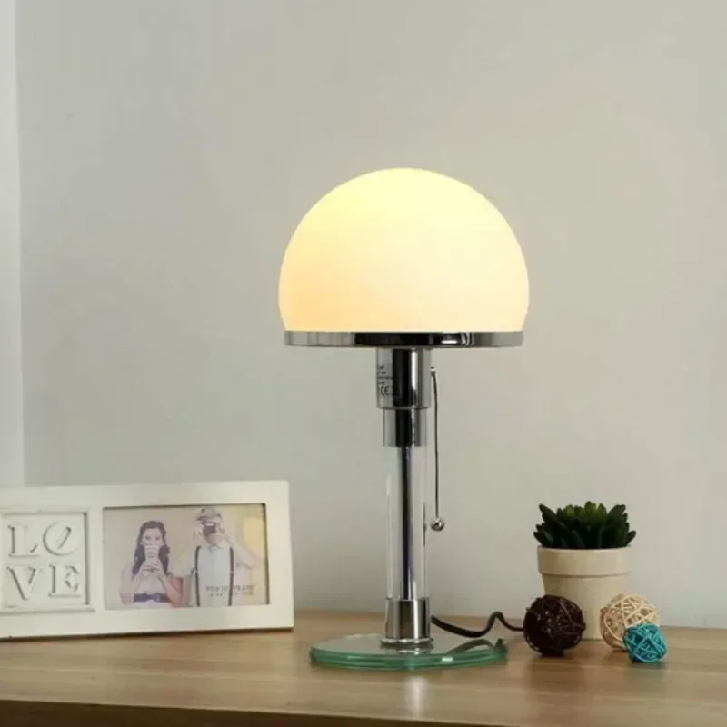Desk Setup White - ホワイトテーブルランプ デンマークデザイナー 北欧風 寝室 ベッドサイド シンプルなガラステーブルライト