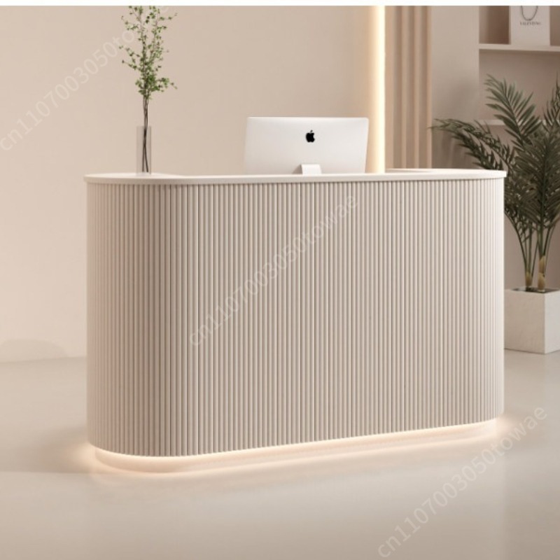 Desk Setup White - 曲線状の縦型溝付き受付デスク（LEDアンビエントライト付き）、クリームホワイトのモダンなフロントデスク（サロン、スパ、ビジネス向け）