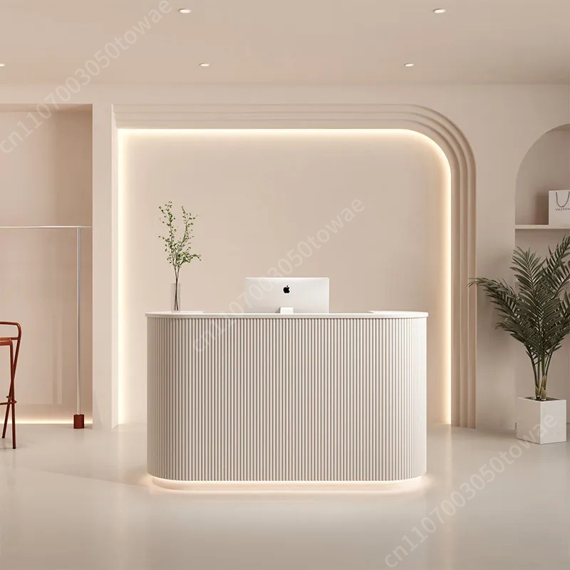 曲線状の縦型溝付き受付デスク（LEDアンビエントライト付き） - Desk Setup White のレビューと価格
